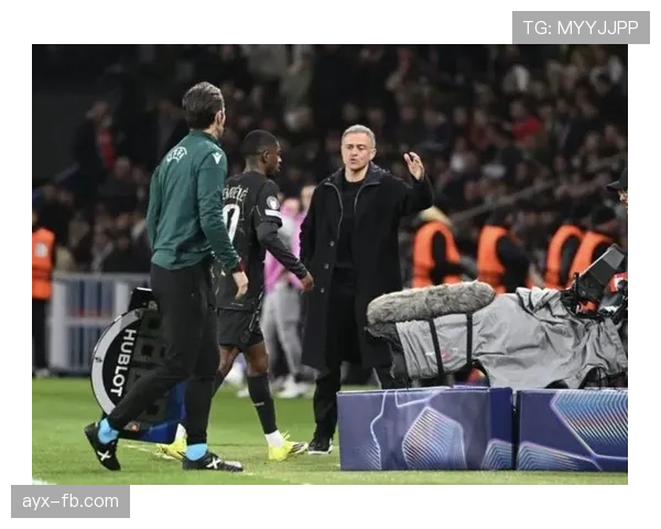 登贝莱又双叒叕迟到训练了，这回连队医都懒得记他名字了